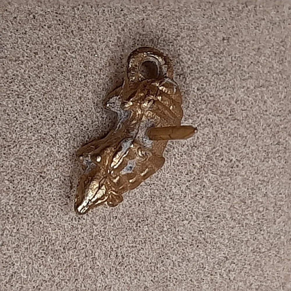 Vintage Figural Armadillo Animal metal lapel tac pin Gold/Brass-Tone